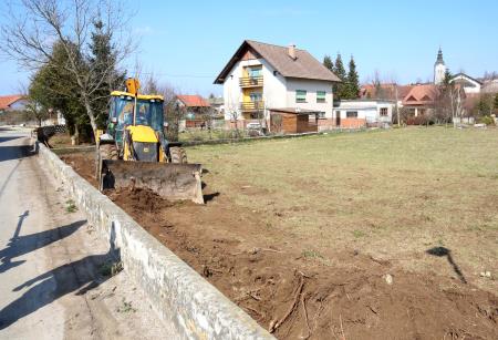 OBNOVA IN ŠIRITEV CESTE POT V DELE PRI POKOPALIŠČU RAKEK 02 FOTO LJUBO VUKELIČ